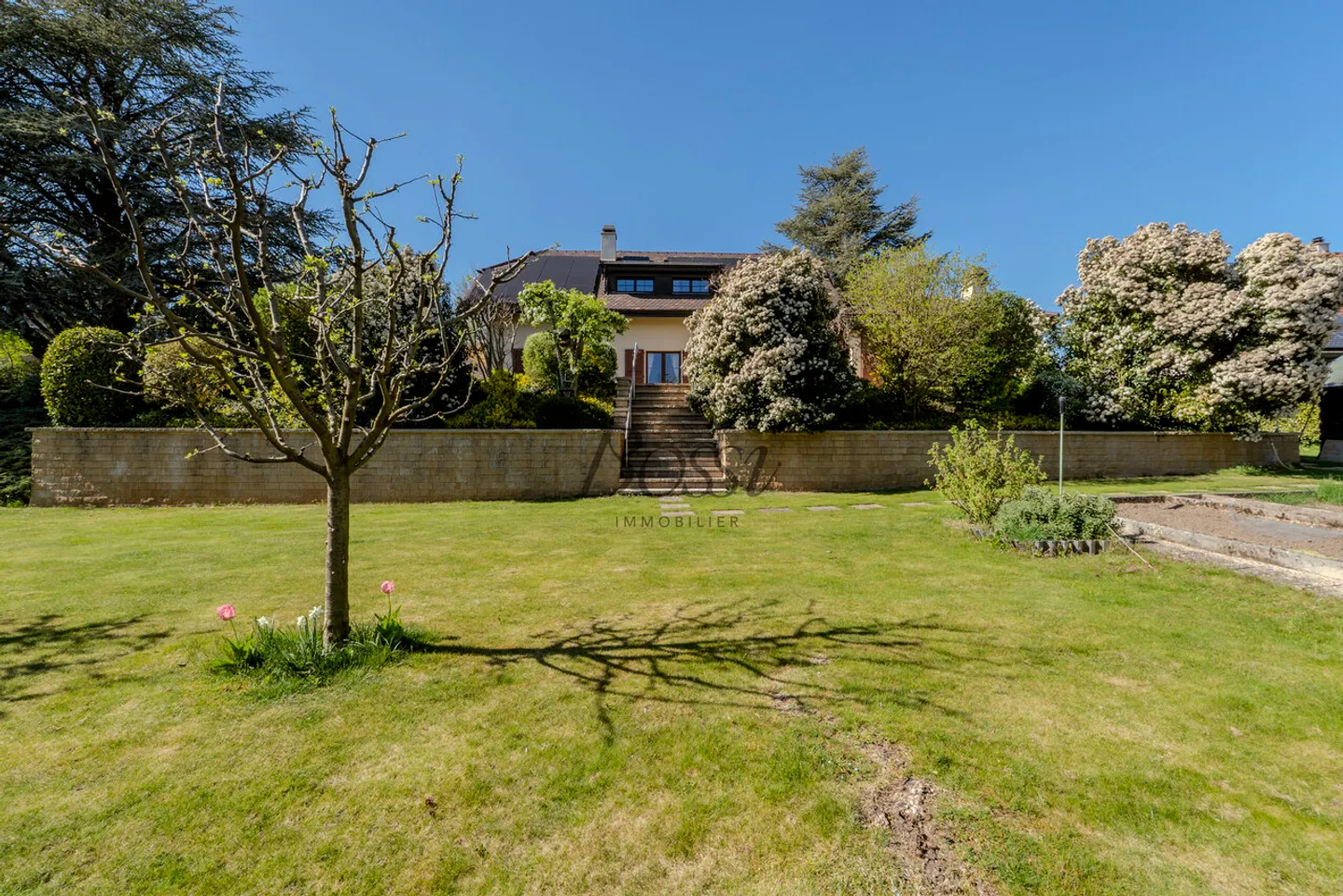 Beautiful individual house with pool and great potential - Photo 1 of 13