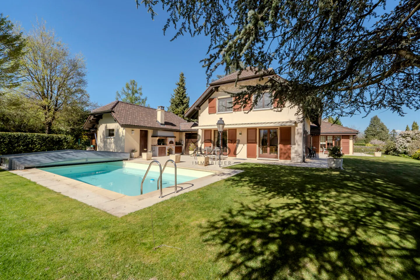 Beautiful individual house with pool and great potential - Photo 3 of 13