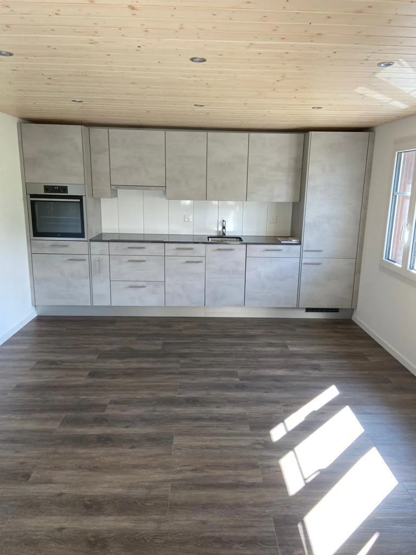 Schöne 2.5 Zimmerwohnung mit grossem Sitzplatz - Foto 3 von 10