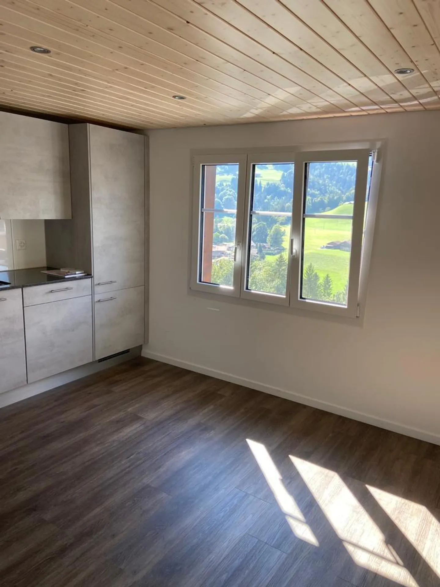 Schöne 2.5 Zimmerwohnung mit grossem Sitzplatz - Foto 2 von 10