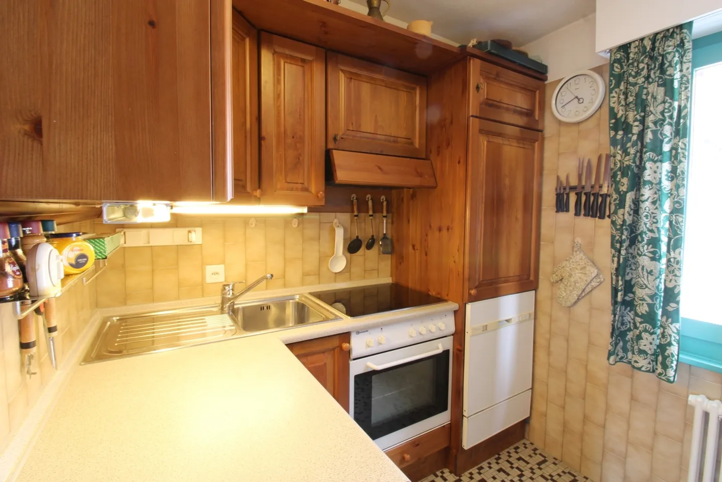 Bellissimo appartamento di 3 stanze bagnato di sole con vista magnifica - Foto 4 di 8