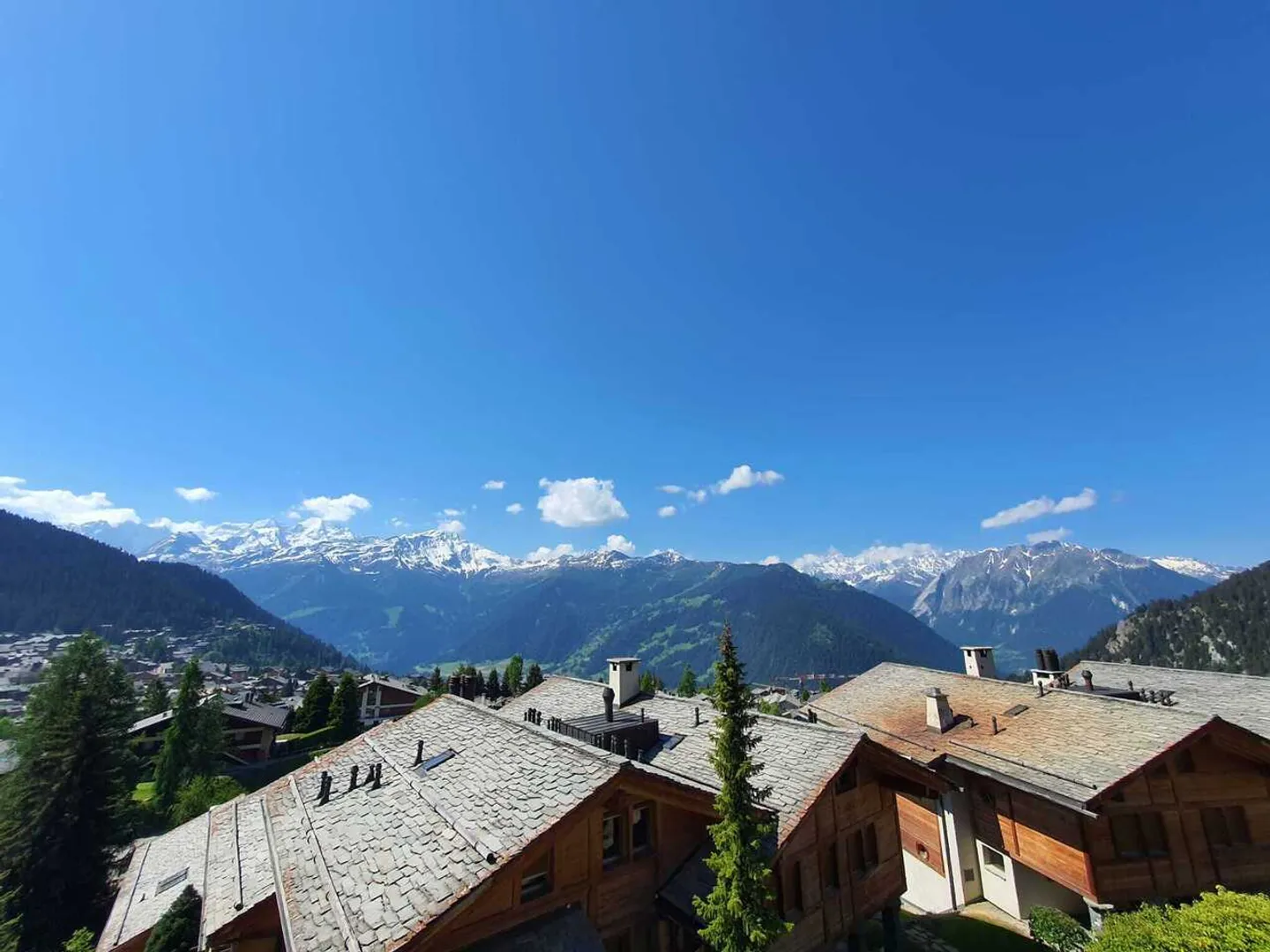 Bellissimo appartamento di 3 stanze bagnato di sole con vista magnifica - Foto 1 di 10