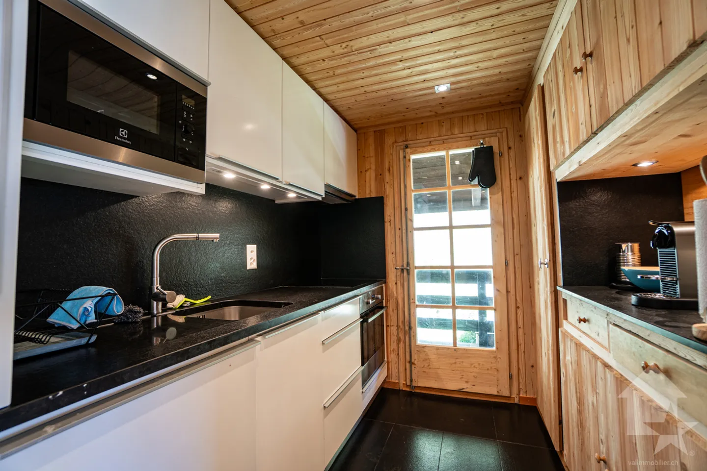 Charming chalet surrounded by nature with stunning views - Photo 9 of 13