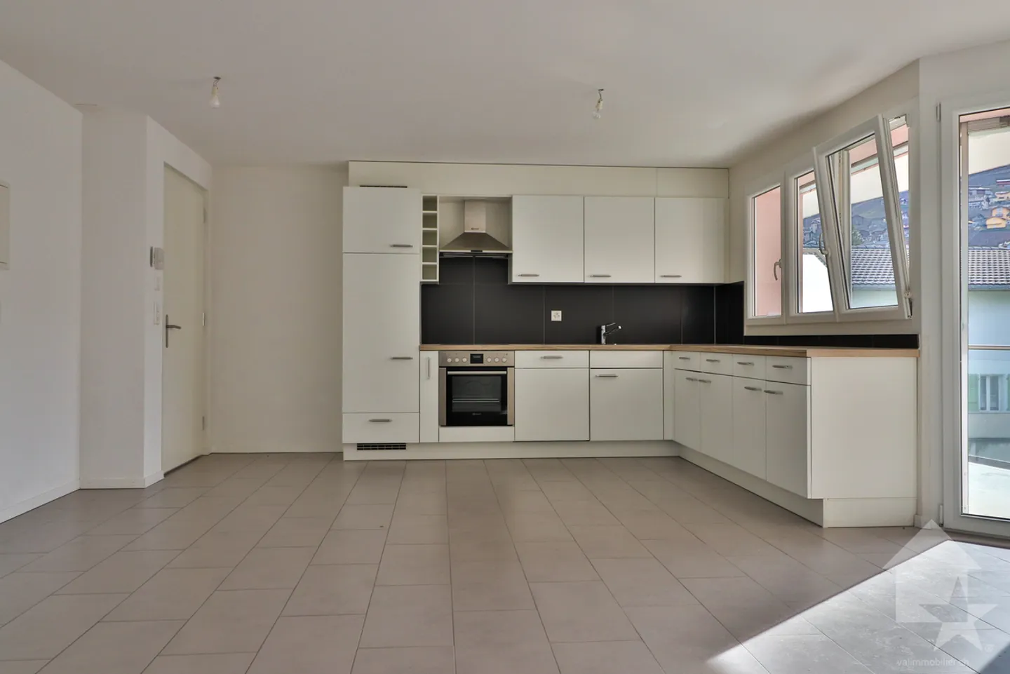 4-Zimmer-Wohnung in der Nähe von Annehmlichkeiten und Bahnhof - Foto 3 von 6
