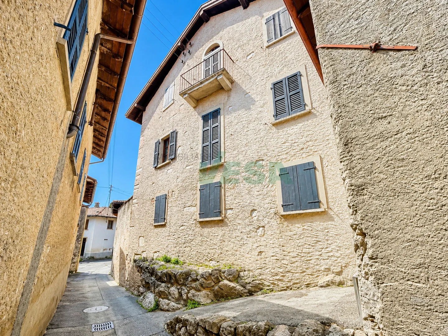 Charming spacious core house with a large and beautiful garden - Photo 3 of 13