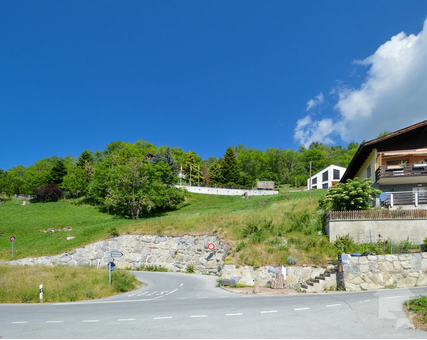 Sunny building plot for house with 2 apartments - Photo 1 of 9