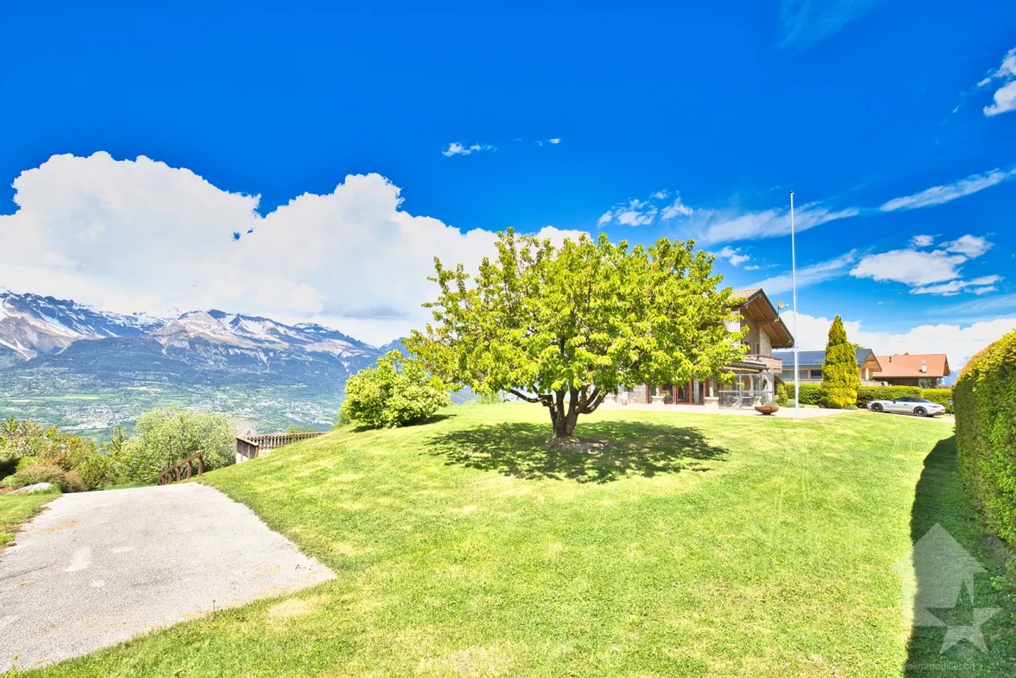 Chalet mit 2 Wohnungen auf einem großen Grundstück, außergewöhnliche Lage! - Foto 8 von 13