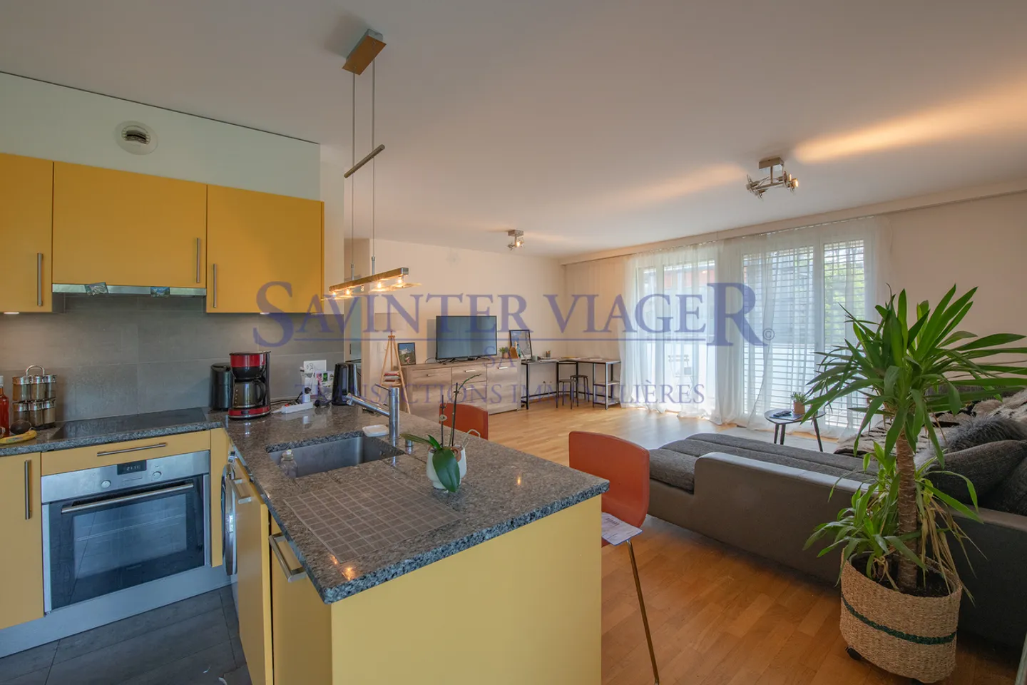 Carouge - Elegante 3-Zimmer-Wohnung mit großem Balkon und unverbautem Blick - Foto 5 von 13