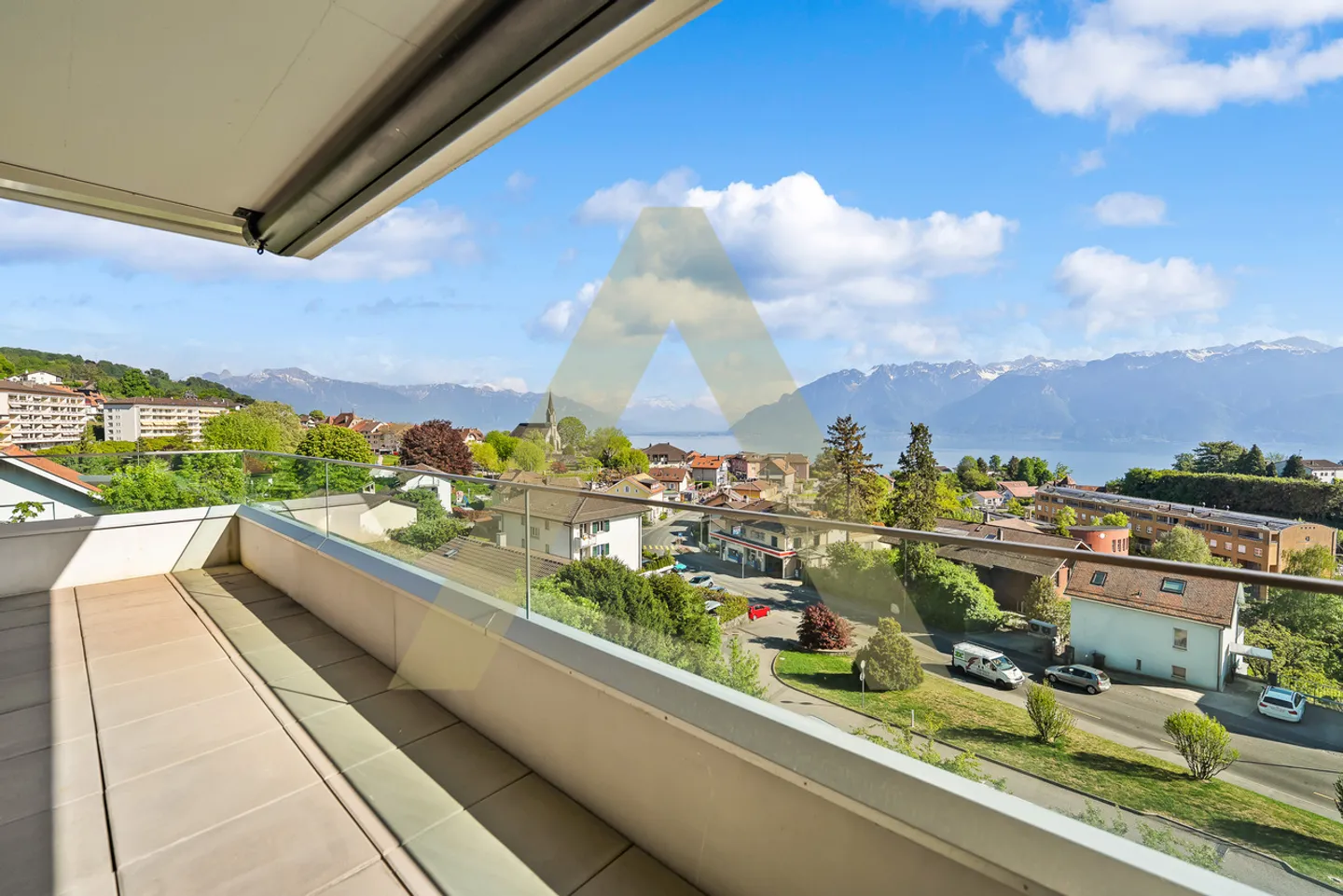Spacious apartment with lake view - Photo 1 of 7