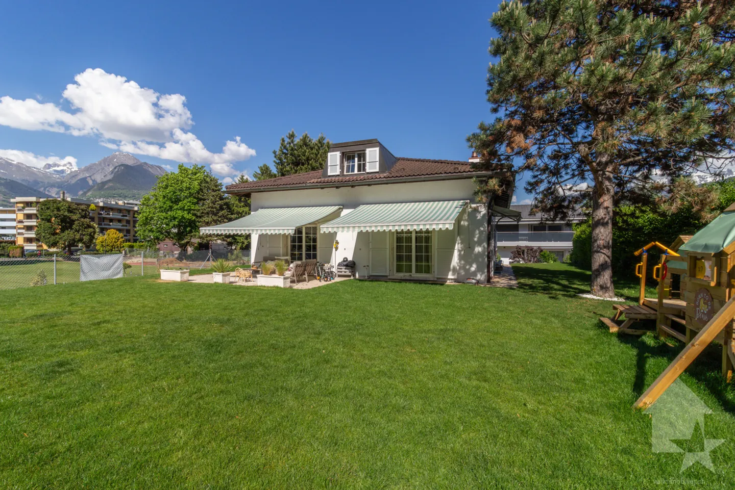 Magnificent 6.5-room villa renovated with studio and large garden - Photo 1 of 13
