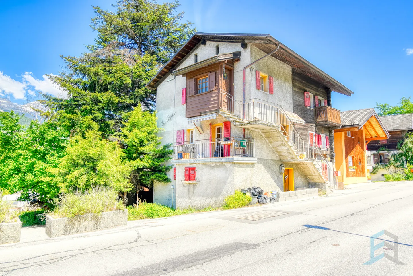EXCLUSIVITE Immeuble de 3 appartements à rénover au centre du village - Foto 4 di 9