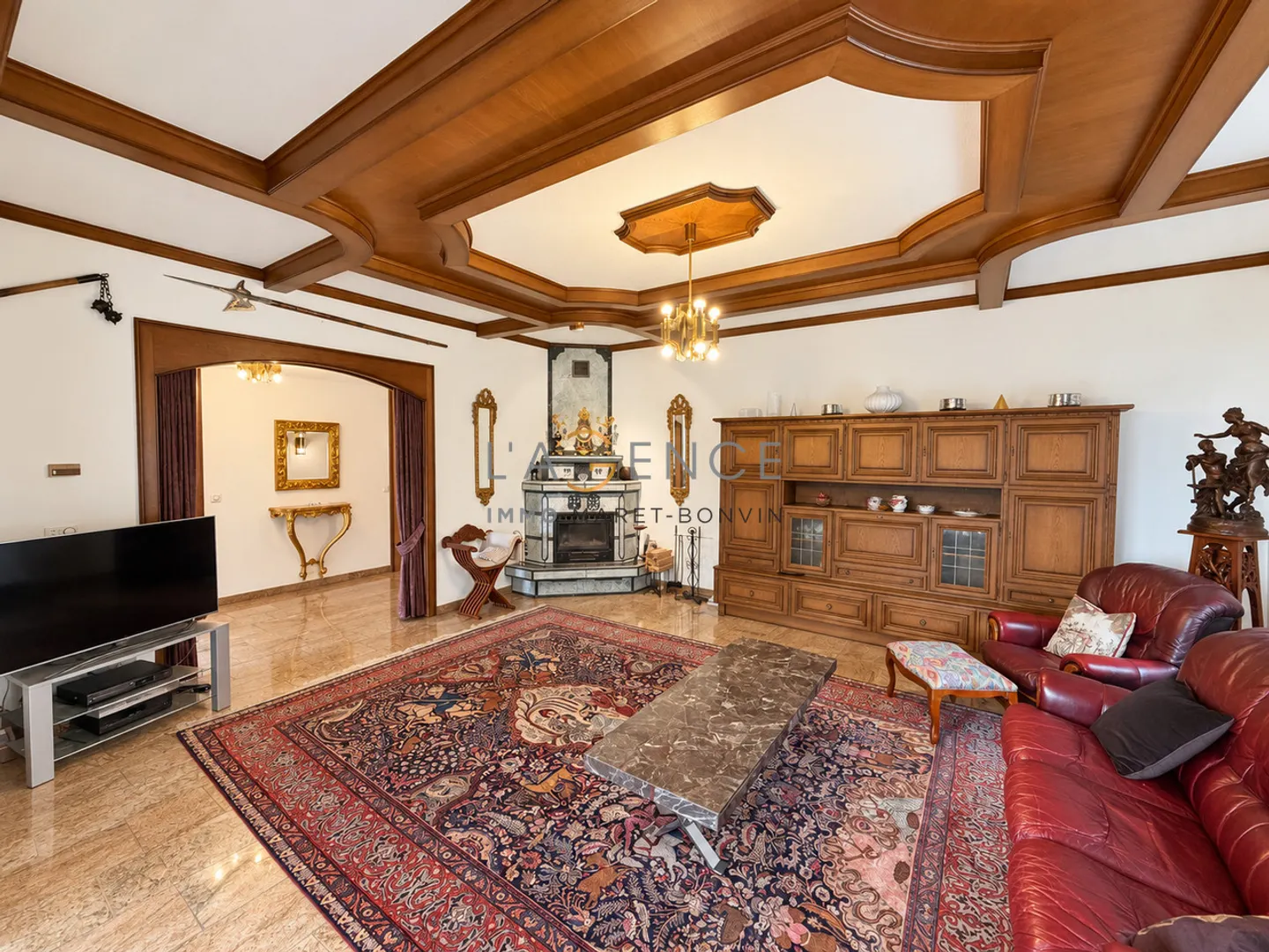 L'eleganza di un grande chalet privato di fronte alle Alpi - Foto 4 di 13