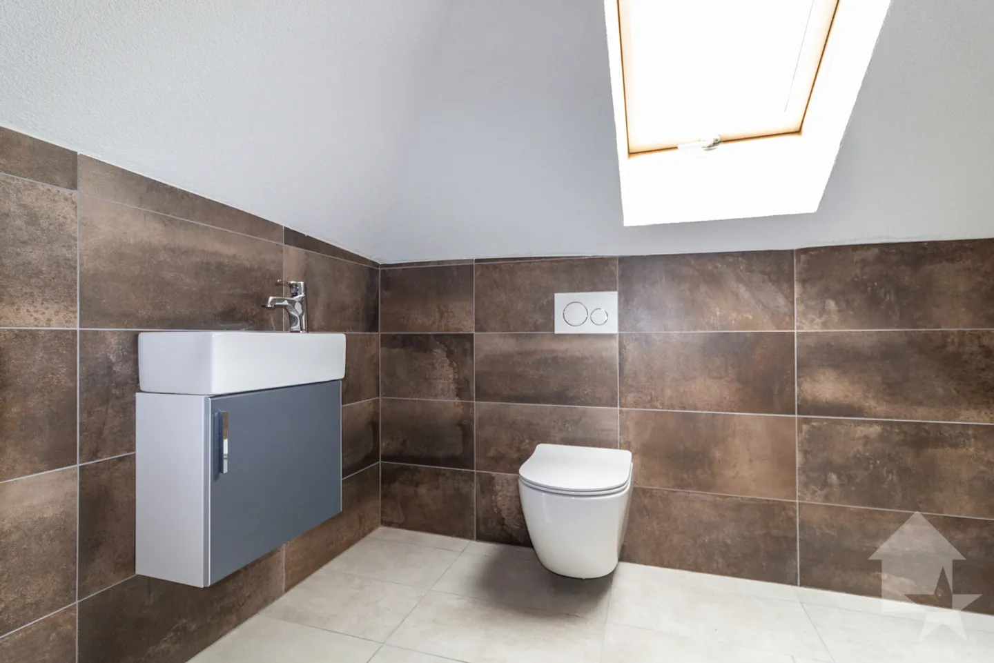 Fully renovated building in 2026 with a rental yield of 4.3% - Photo 12 of 13