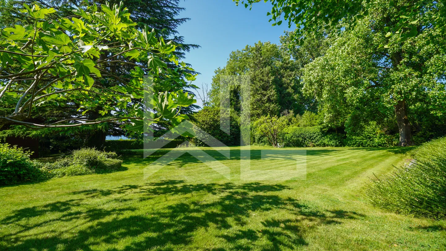 Elegant discreet property by the lake - Photo 10 of 10