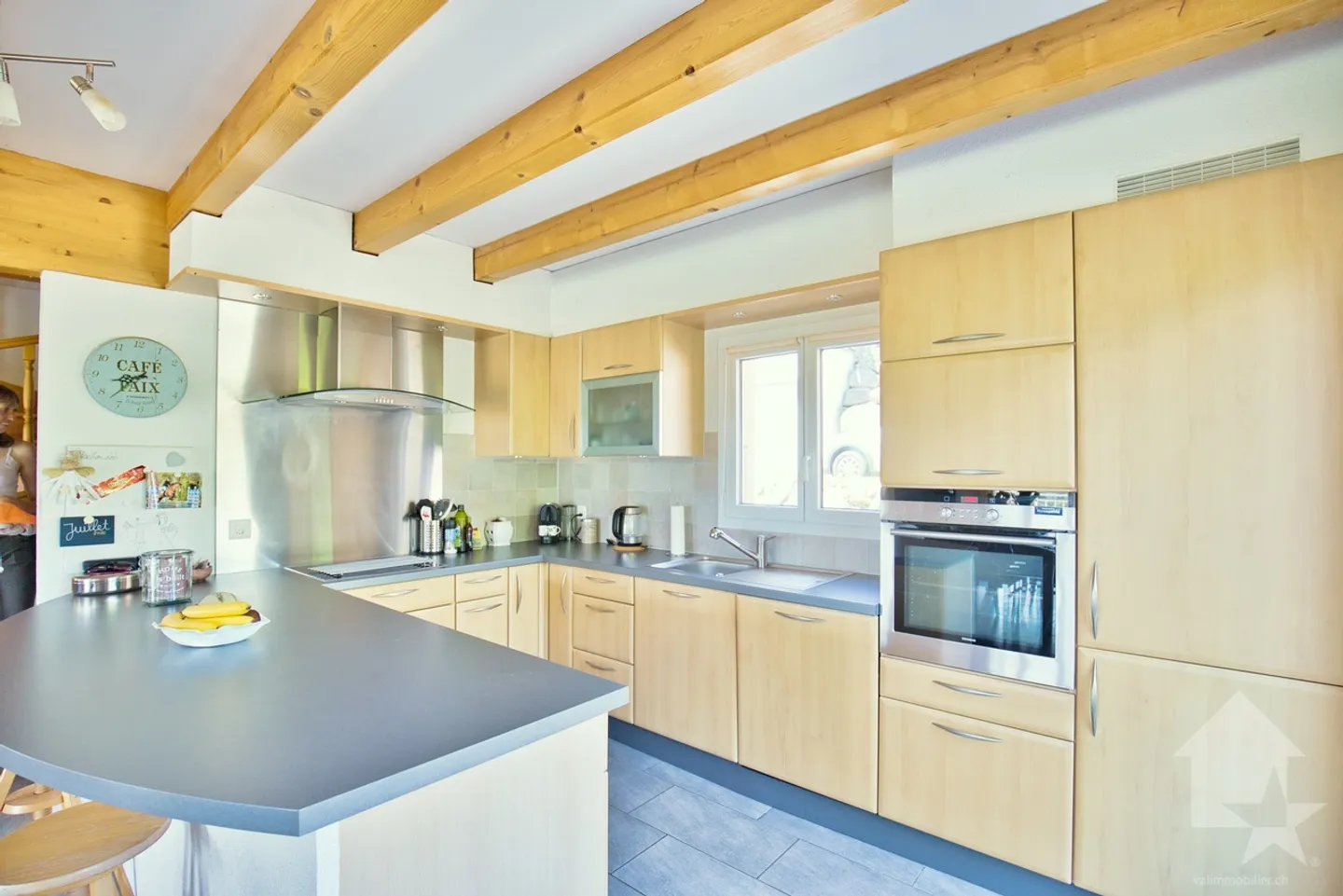 Stunning semi-detached house by the garage - Photo 2 of 13