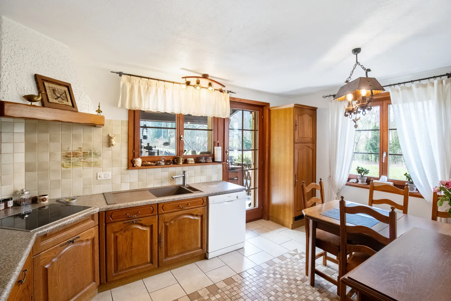 Magnificent 6.5-room villa with large plot on the edge of the forest - Photo 3 of 13