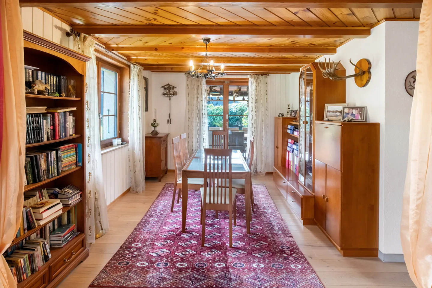 Magnificent 6.5-room villa with large plot on the edge of the forest - Photo 7 of 13