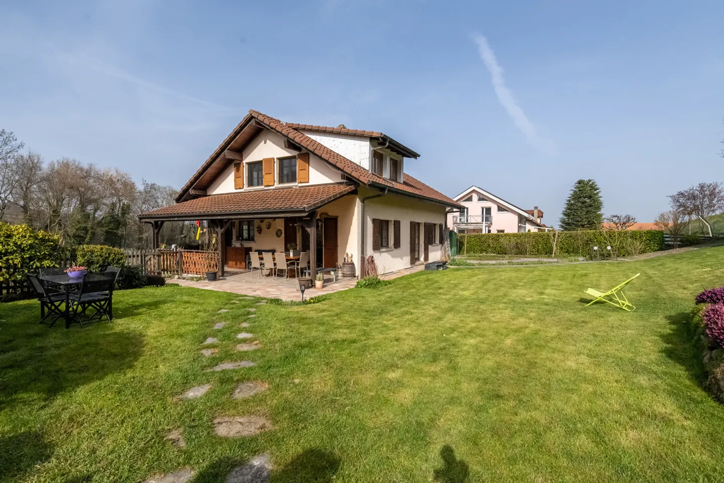 Magnificent 6.5-room villa with large plot on the edge of the forest - Photo 1 of 13