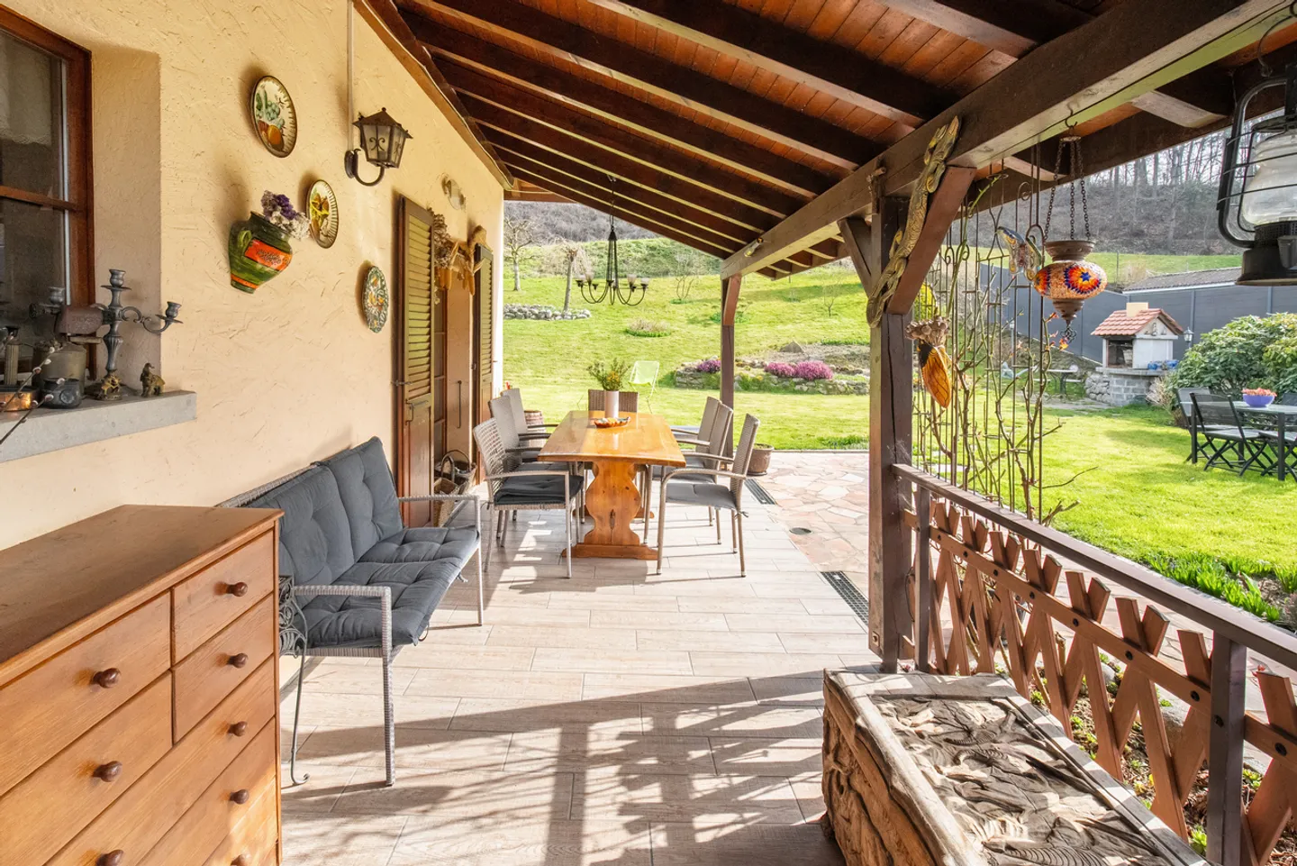 Magnificent 6.5-room villa with large plot on the edge of the forest - Photo 2 of 13