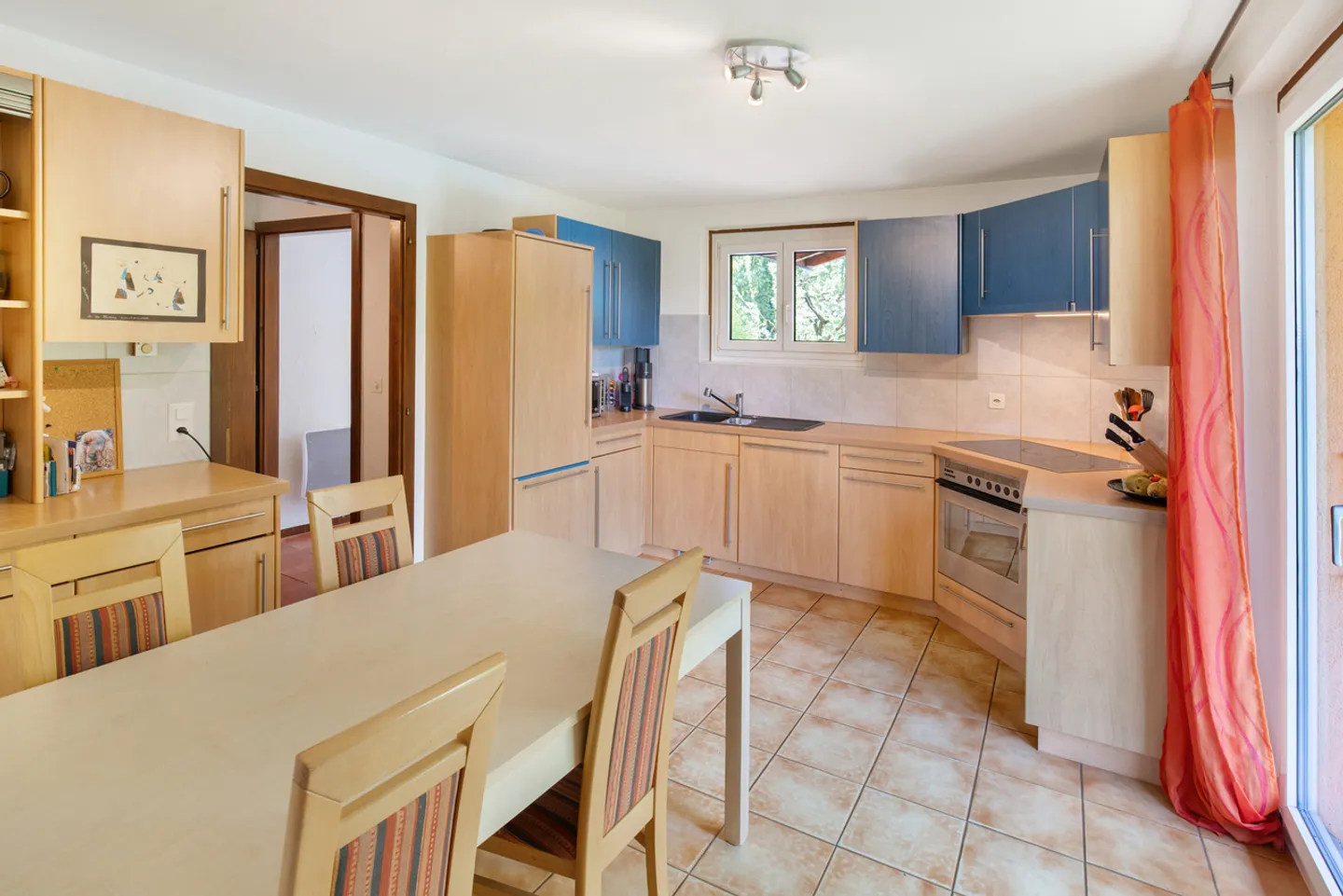 Wunderschöne 5,5-Zimmer-Villa mit Schwimmbad - Foto 5 von 13