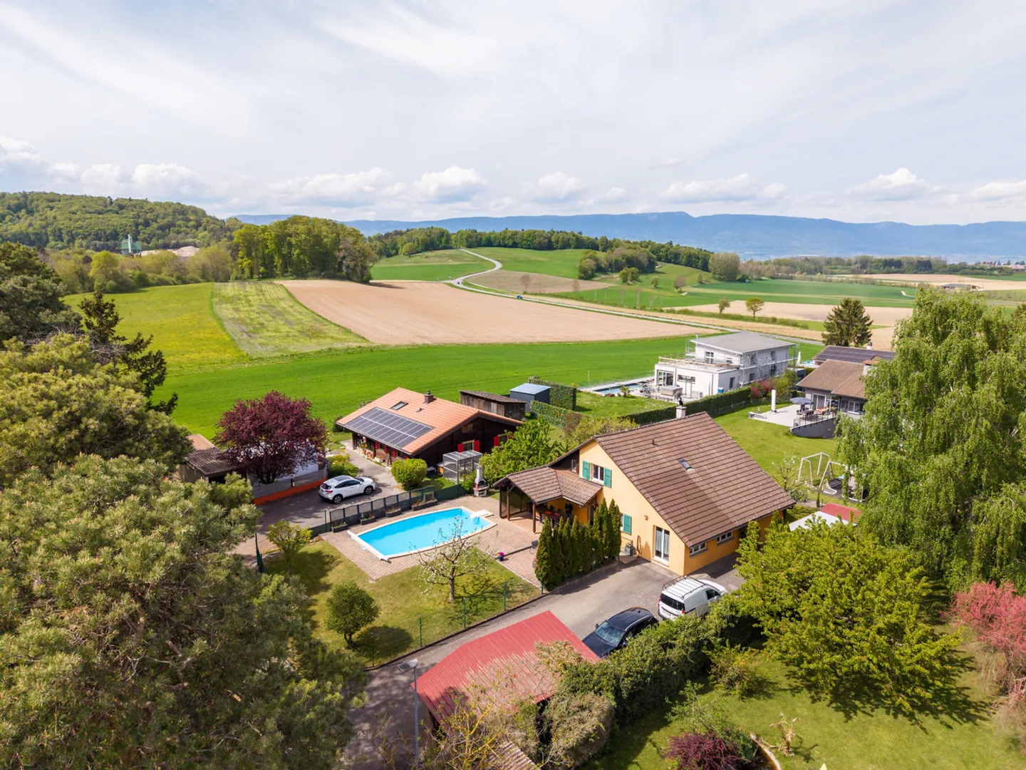 Wunderschöne 5,5-Zimmer-Villa mit Schwimmbad - Foto 2 von 13