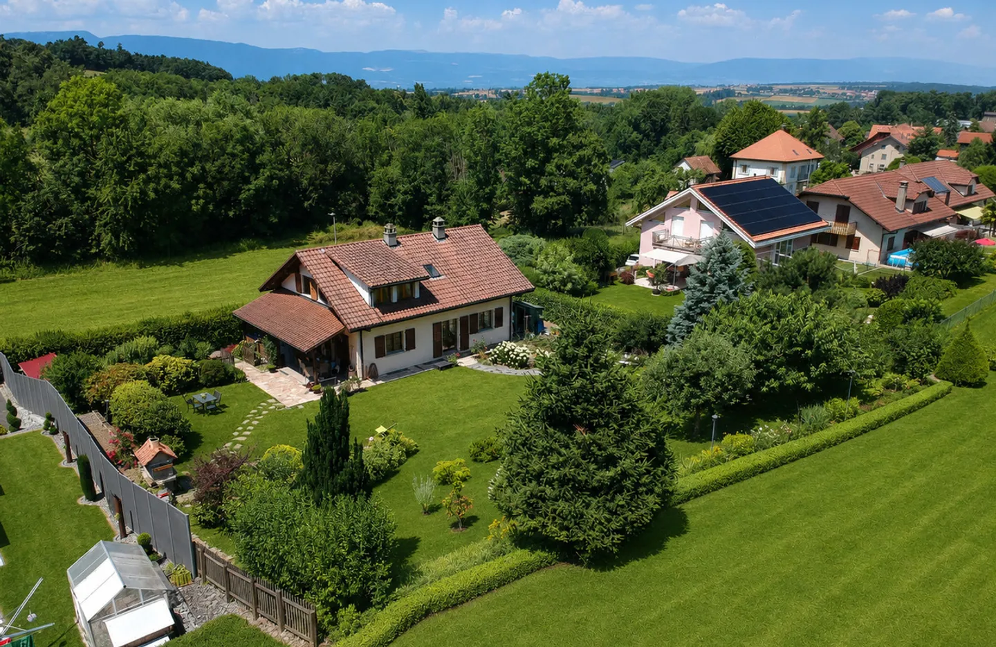 Wunderschöne Villa mit 6,5 Zimmern und großem Grundstück am Waldrand - Foto 1 von 13