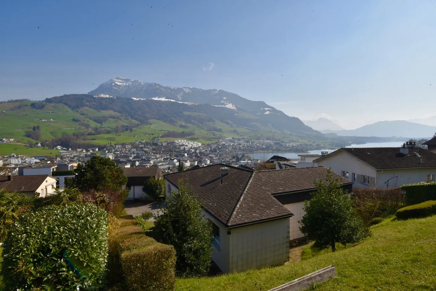 Traumhaftes Baugrundstück mit Panoramablick auf See und Rigi - Foto 3 di 11