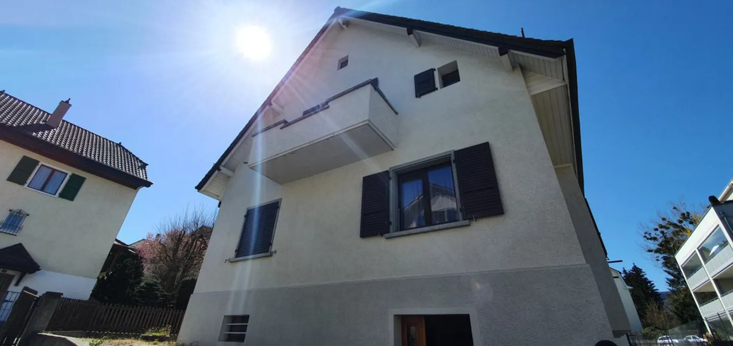 RARE: casa indipendente nel quartiere del Giura con terreno edificabile - Foto 1 di 4