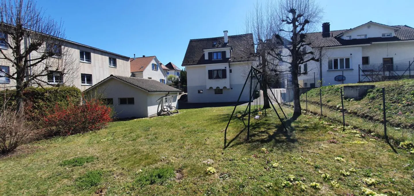 RARE: casa indipendente nel quartiere del Giura con terreno edificabile - Foto 2 di 4