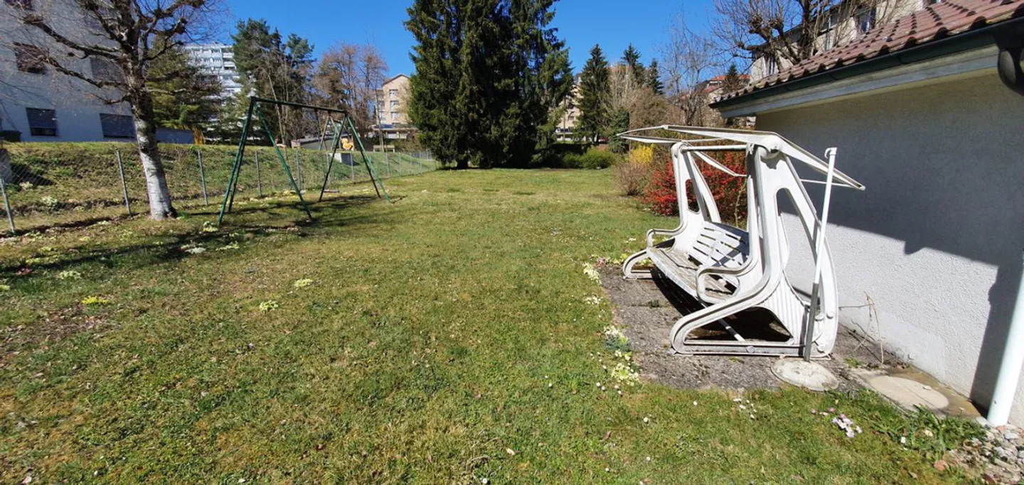 RARE: casa indipendente nel quartiere del Giura con terreno edificabile - Foto 3 di 4