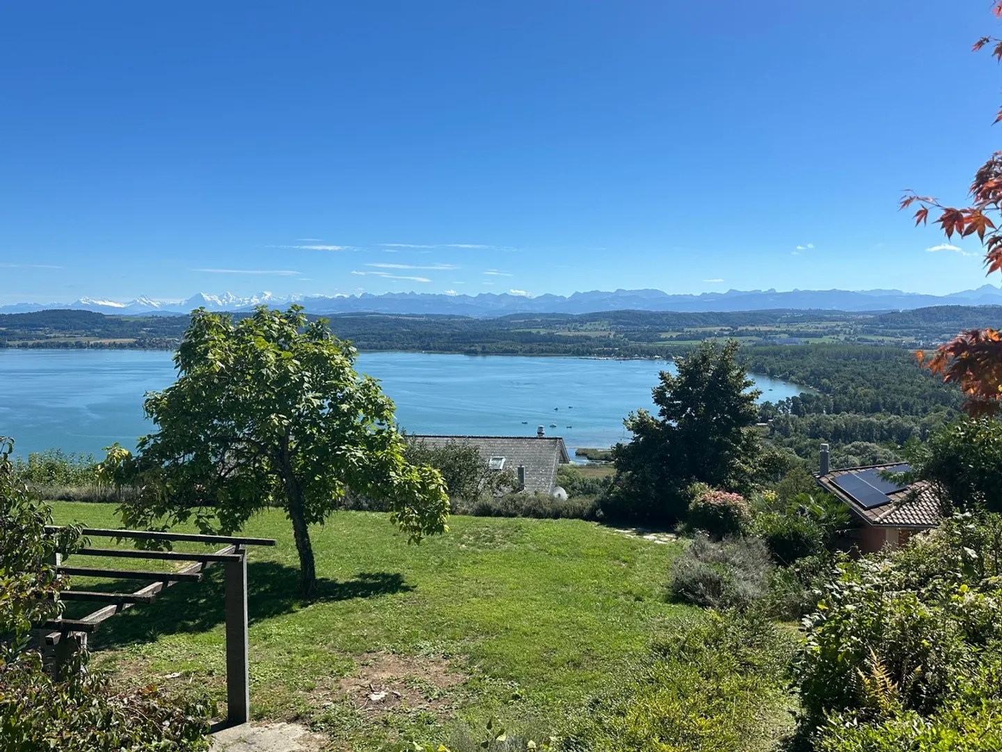 TERRAIN AVEC INCROYABLE VUE SUR LE LAC DE MORAT - Photo 2 sur 10