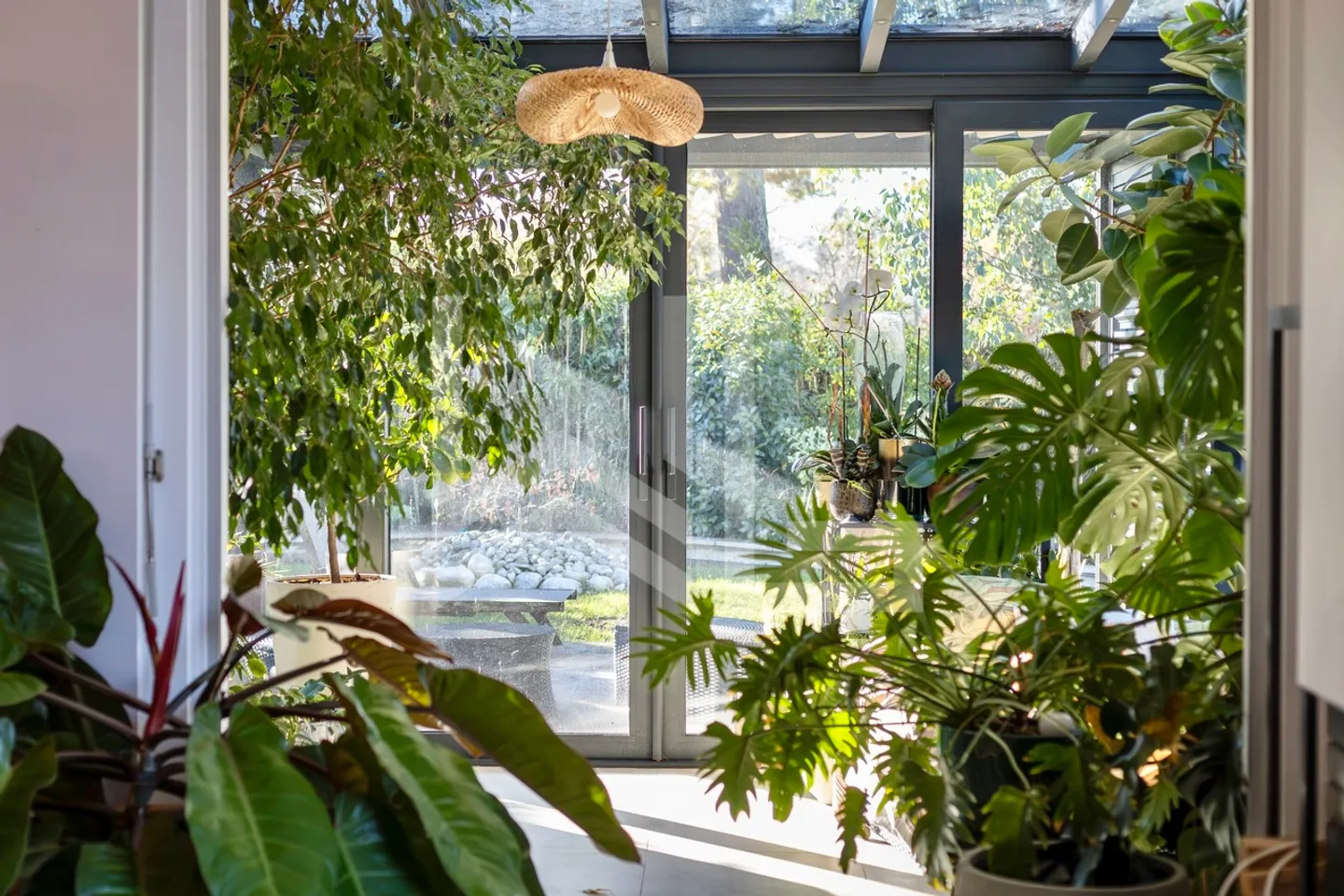 Villa familiale à Corsier : luminosité, espace et bien-être - Photo 5 sur 13