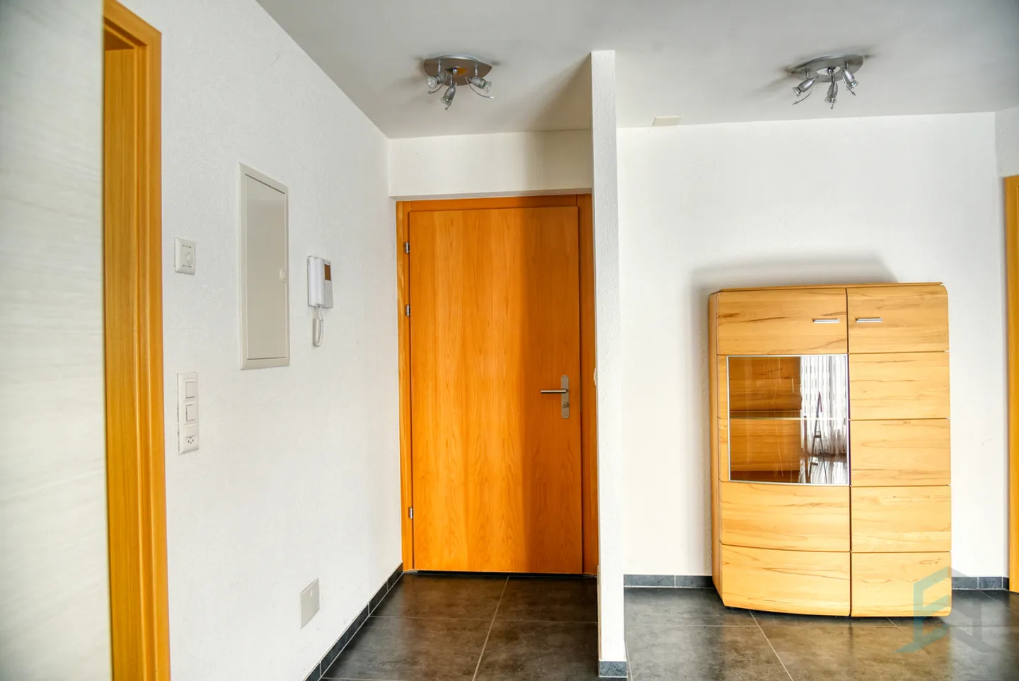 Exclusive 2 ½ room apartment with large terrace on the 1st floor - Photo 8 of 11
