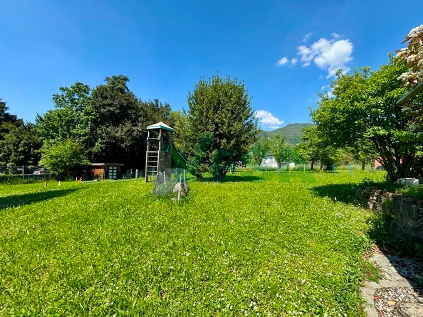 Terrain constructible plat splendide avec permis de construire - Photo 2 sur 5