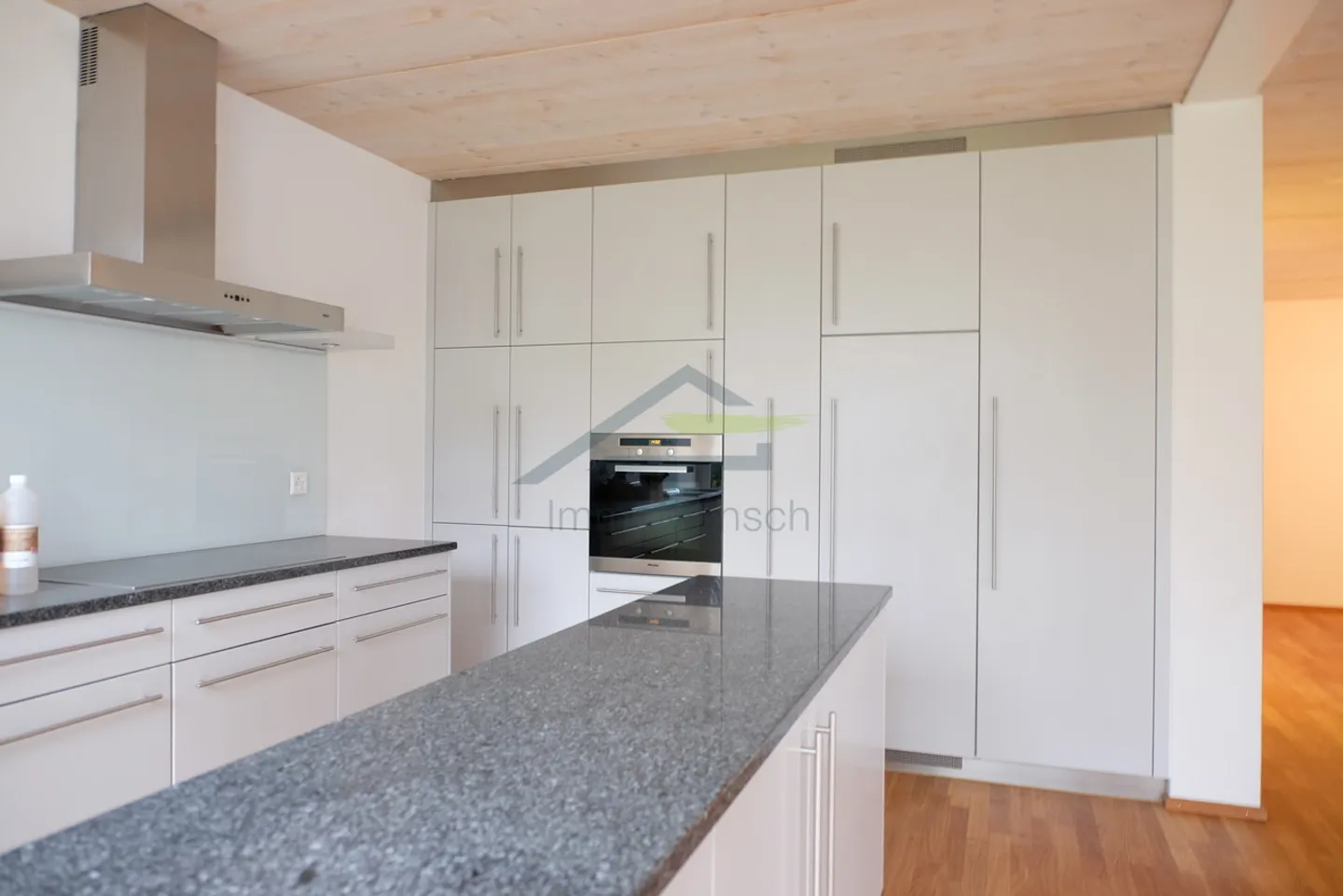 Appartamento con giardino 4,5 locali in una casa di 3 famiglie a Bottmingen popolare - Foto 4 di 10