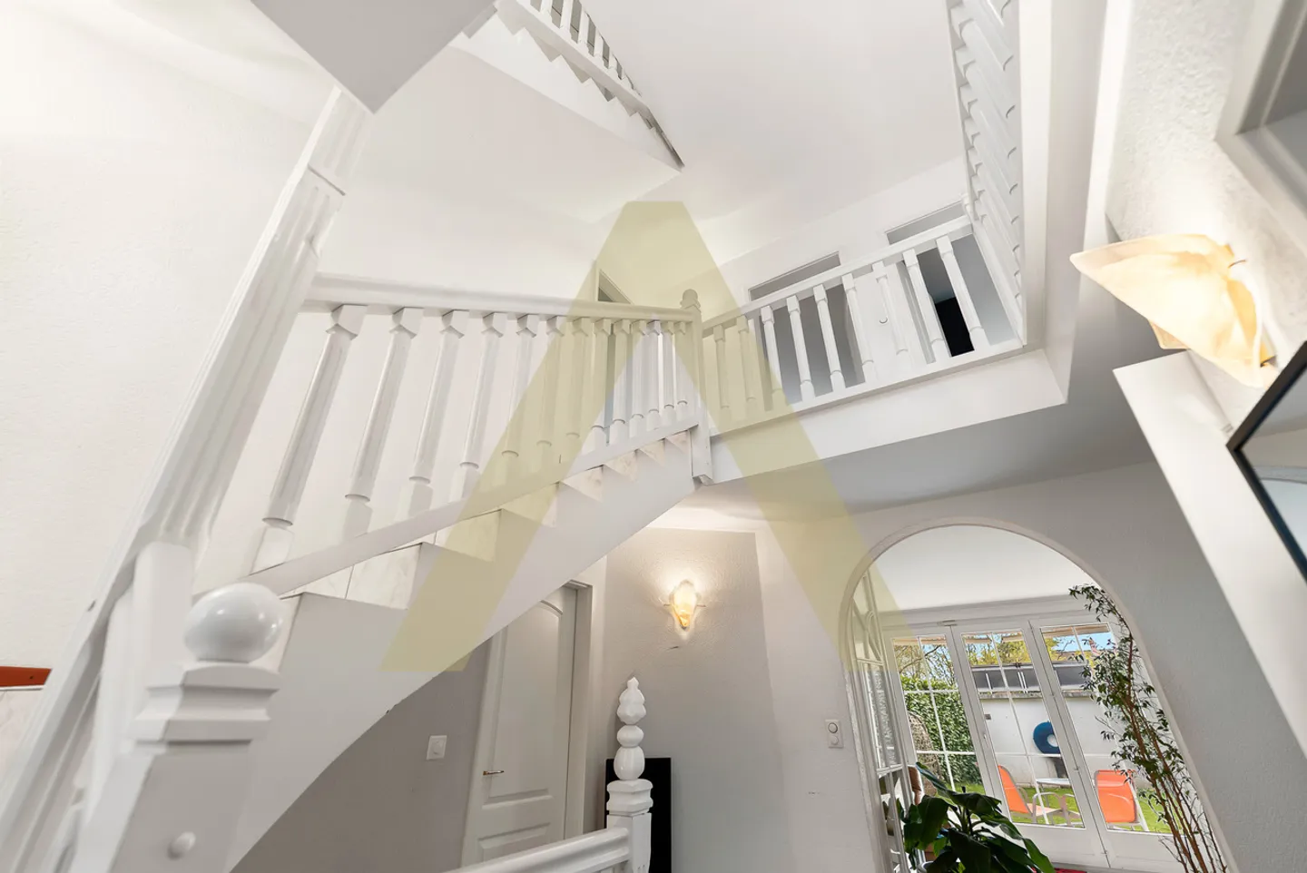 Una villa dai volumi eccezionali, a due passi dalla spiaggia - Foto 7 di 11