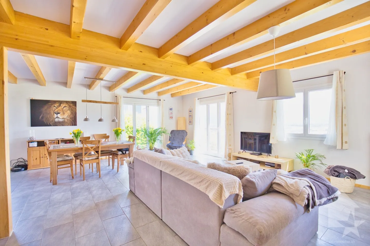 Stunning semi-detached house by the garage - Photo 9 of 13