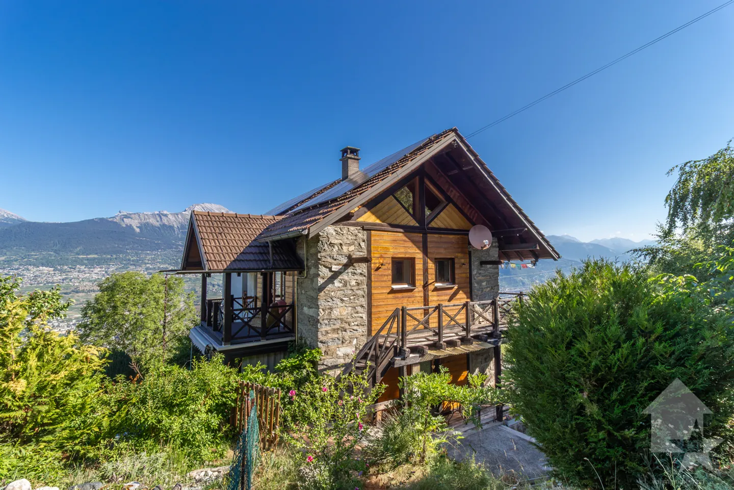 Charaktervolles Chalet mit zwei Wohnungen, idealer Lage und Aussicht - Foto 1 von 13