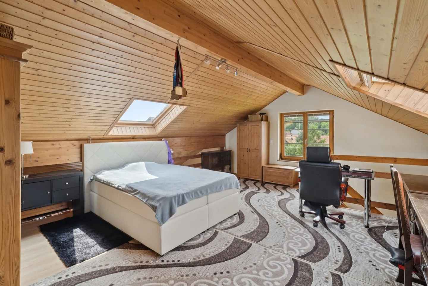Charmante 5,5-Zimmer-Wohnung in einem schönen 3-Wohnungen-Gebäude - Foto 7 von 11