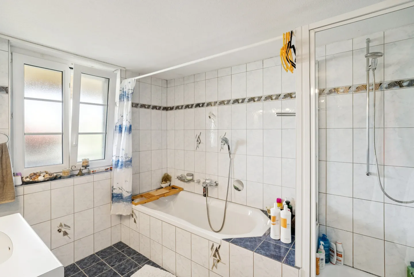 Charmante 5,5-Zimmer-Wohnung in einem schönen 3-Wohnungen-Gebäude - Foto 8 von 11