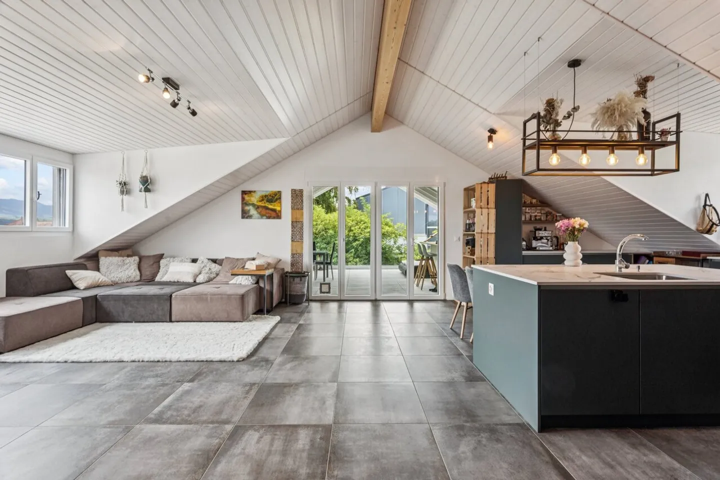 Moderne und helle Dachgeschosswohnung, ohne Einsicht - Foto 1 von 12