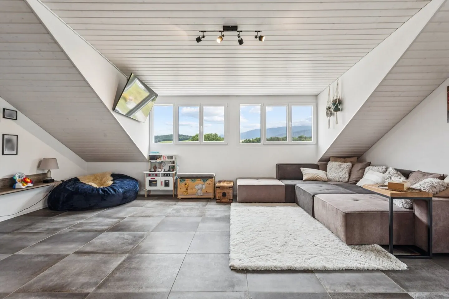 Moderne und helle Dachgeschosswohnung, ohne Einsicht - Foto 4 von 12