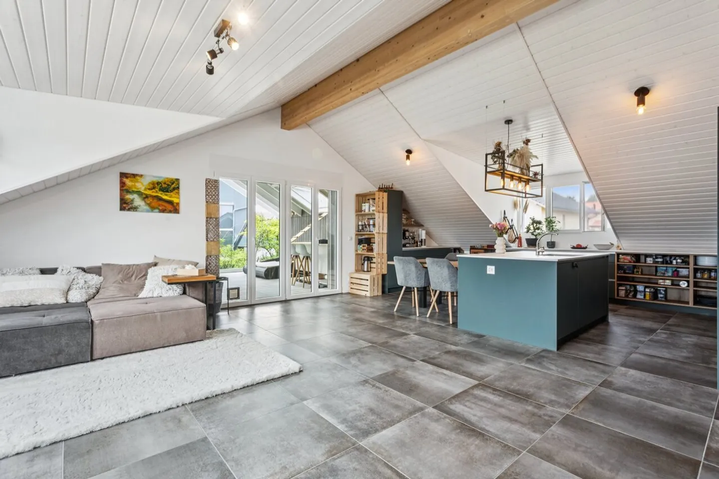 Moderne und helle Dachgeschosswohnung, ohne Einsicht - Foto 3 von 12