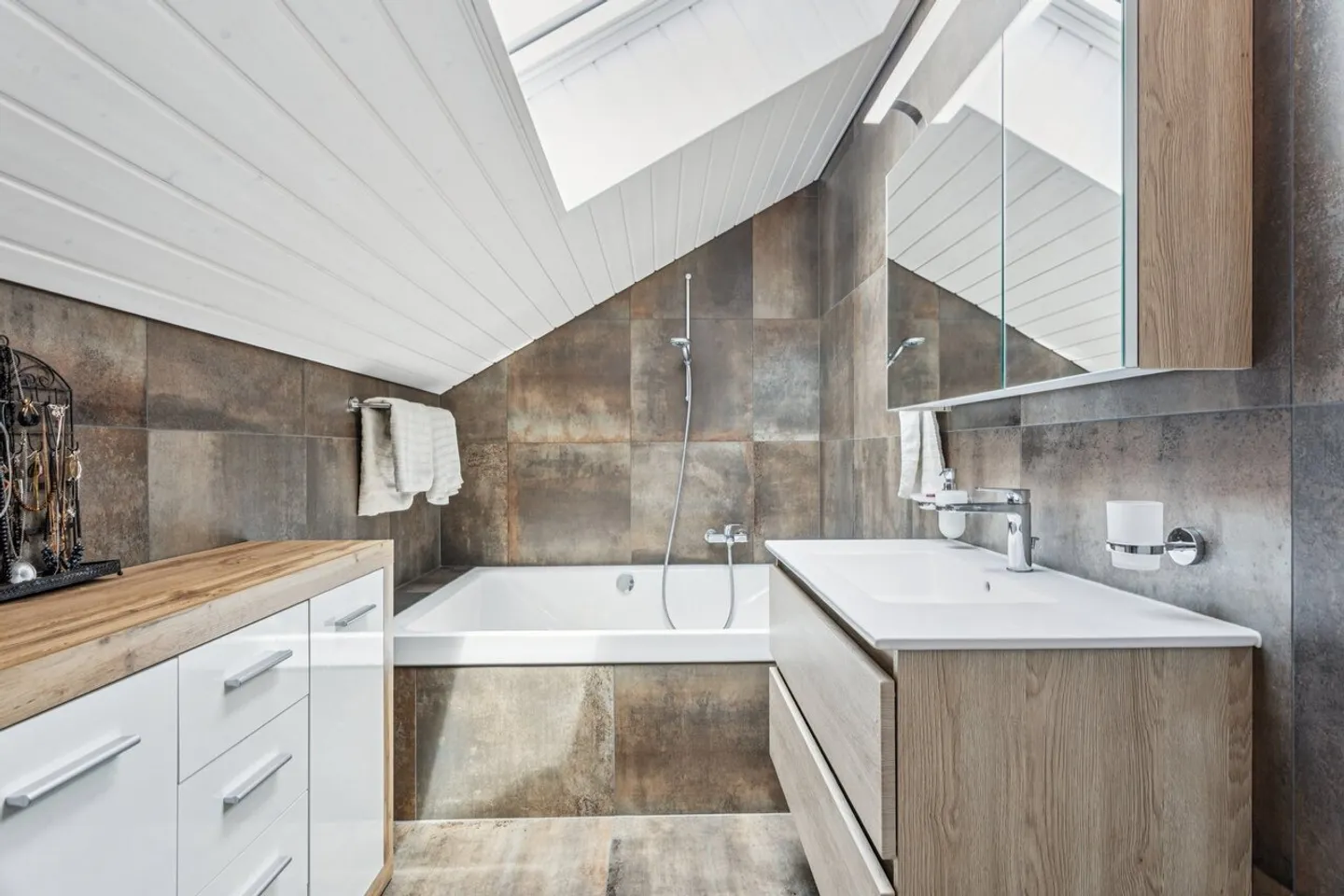 Moderne und helle Dachgeschosswohnung, ohne Einsicht - Foto 11 von 12