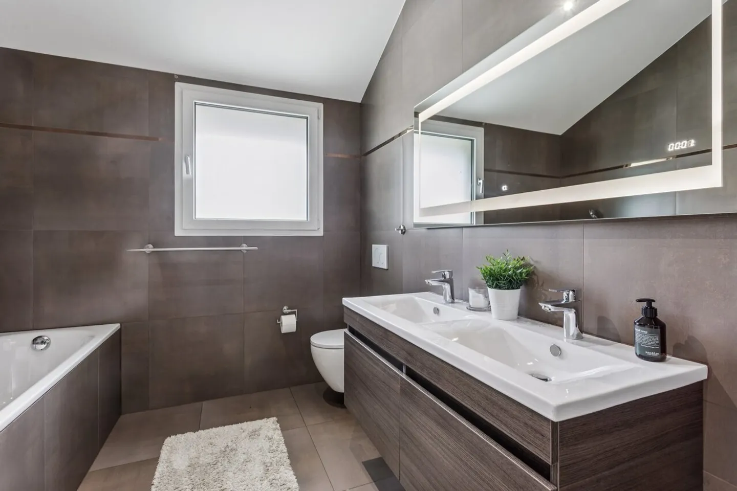 Spacious family home, absolute calm and preserved natural setting - Photo 7 of 13