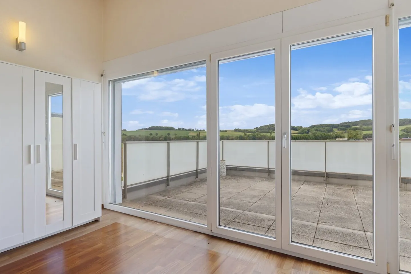 Perfezione panoramica: villa 5,5 locali a due passi dalla stazione - Foto 9 di 12