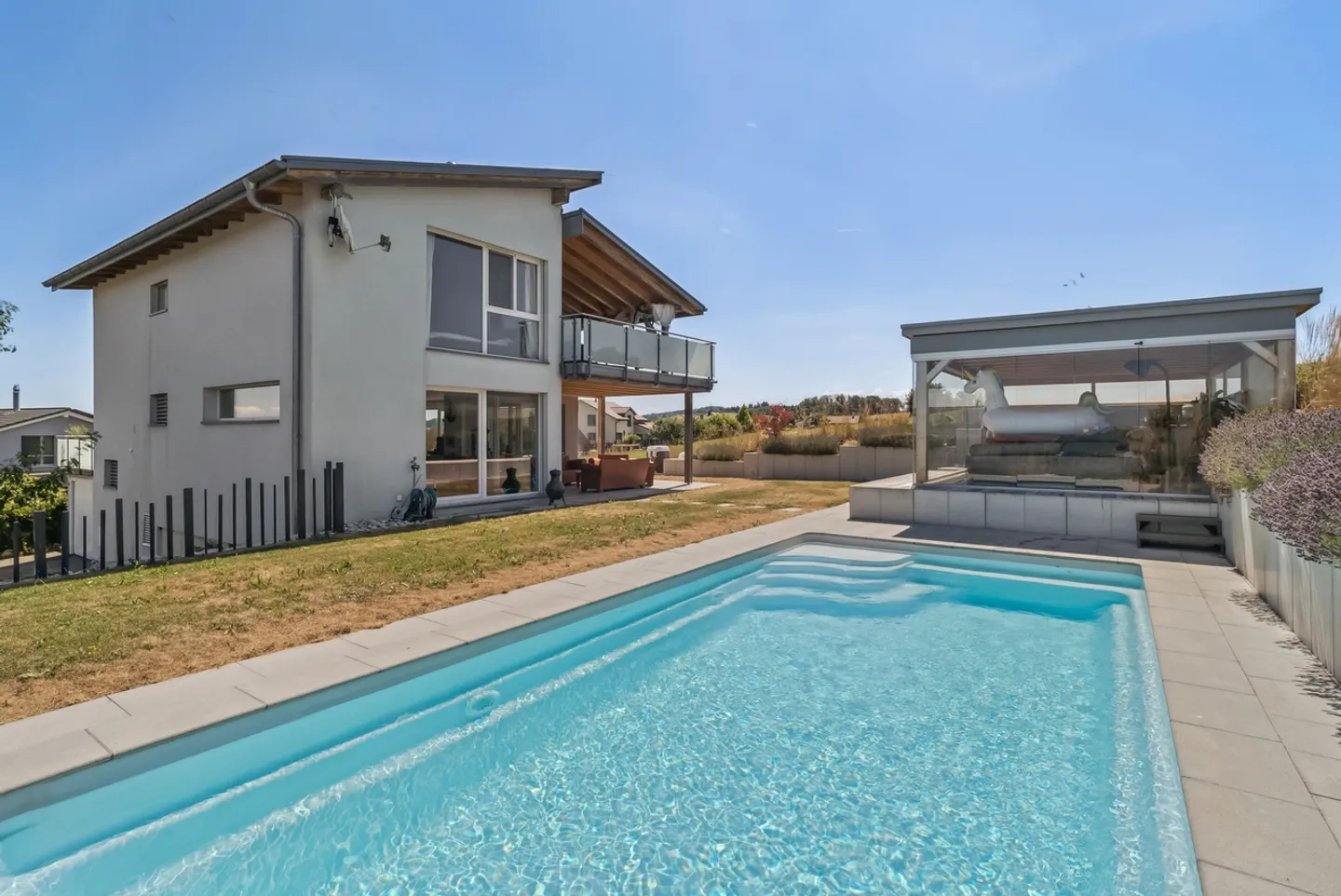 Elegante freistehende Villa mit 6,5 Zimmern, Pool und Jacuzzi - Foto 1 von 8