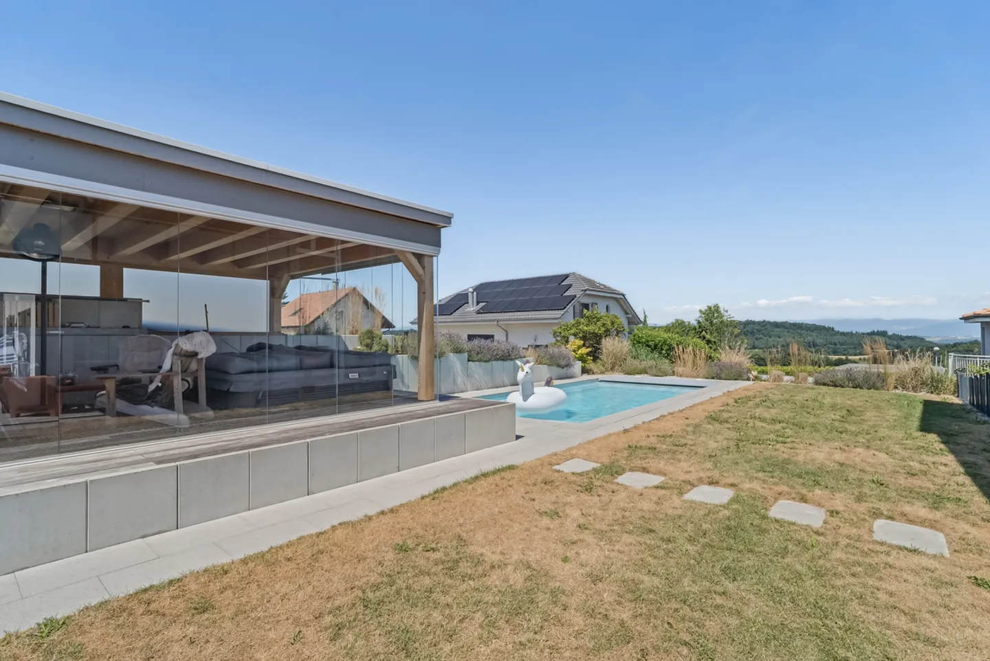 Elegante freistehende Villa mit 6,5 Zimmern, Pool und Jacuzzi - Foto 7 von 8