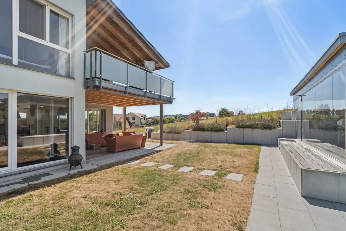 Elegante freistehende Villa mit 6,5 Zimmern, Pool und Jacuzzi - Foto 8 von 8