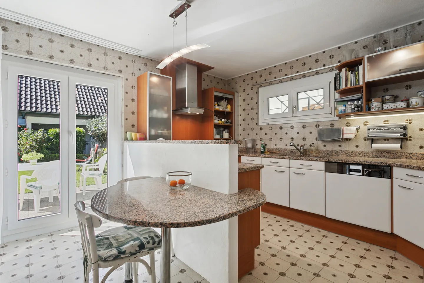 Proprietà con potenziale, ambiente tranquillo e vista mozzafiato - Foto 3 di 7